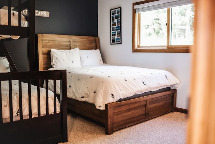 ด้วยเตียงควีนไซส์และเตียงแฝดมากกว่าเตียงสองชั้นเต็มรูปแบบห้องสองชั้นของเราสามารถให้เช่าที่พักได้อย่างสะดวกสบายทั้งครอบครัว