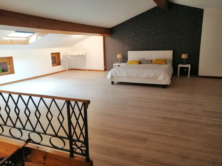 das sehr große Schlafzimmer mit 160 Betten
