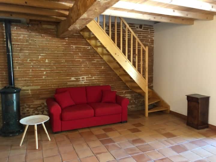 Großes Wohnzimmer mit 2. Treppe und Erkerfenster mit Blick auf die Terrasse
