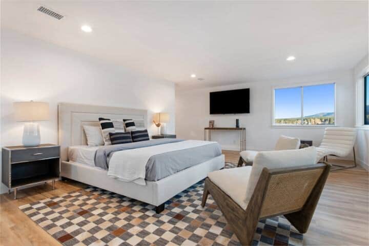 חדר שינה ראשי מיטת קינג סייז עם חדר רחצה צמוד 