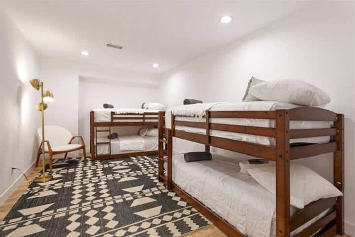 לידיעתכם, המיטות האלה הן מיטות ילדים 