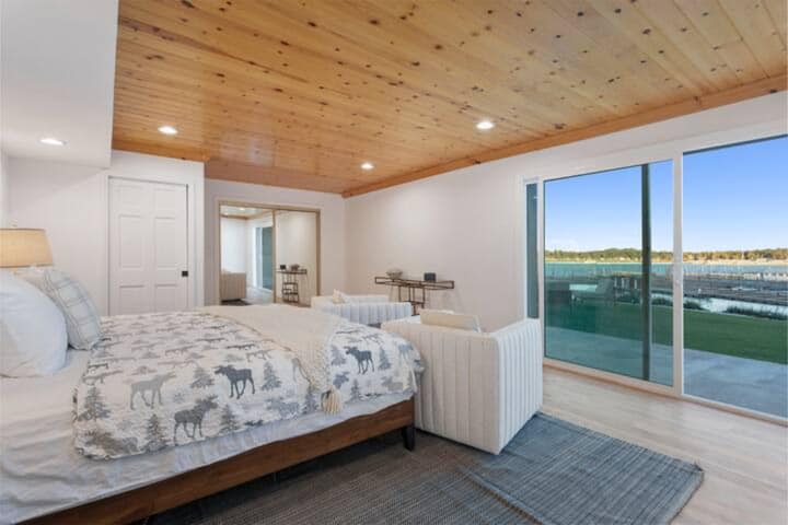 קומה ראשונה, מיטת קינג סייז הפונה לאגם