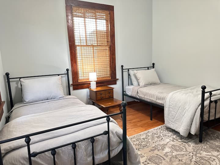 Dhoma e gjumit e dytë me 2 krevate dyshe