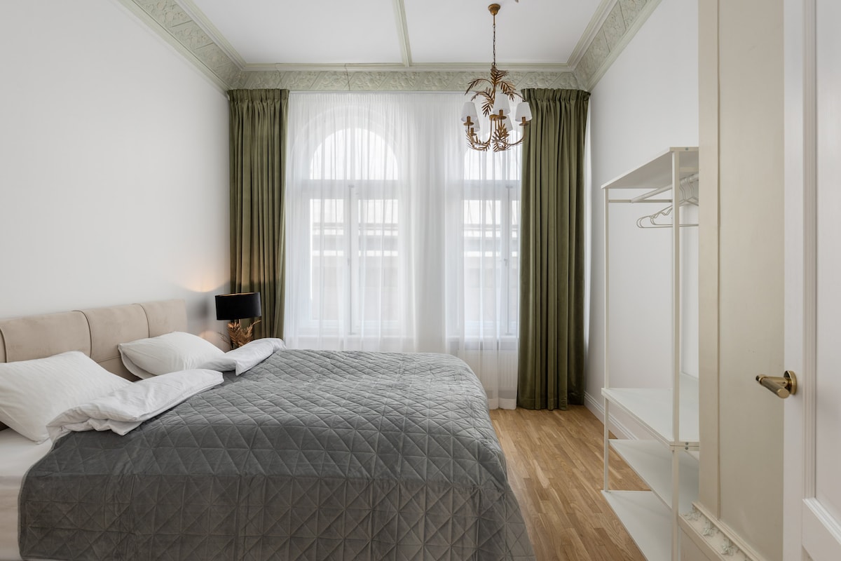 Спална соба 1 - најголема спална соба со брачен кревет (180 см)