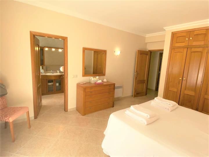 Master Suite s ugrađenim ormarima.