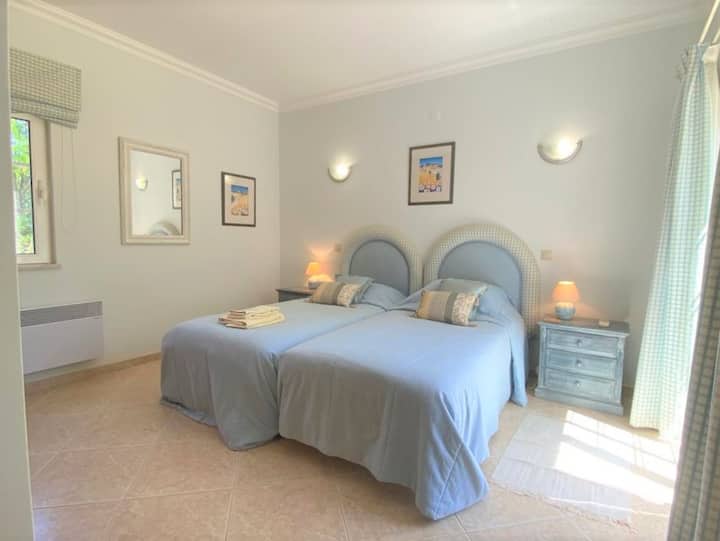 Plava spavaća soba s 2 odvojena kreveta (spavaća soba 3)