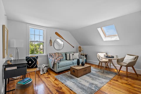 Top Airbnb: Downtown Rockport|King Bed w/Parking|Walk to Train in North Shore