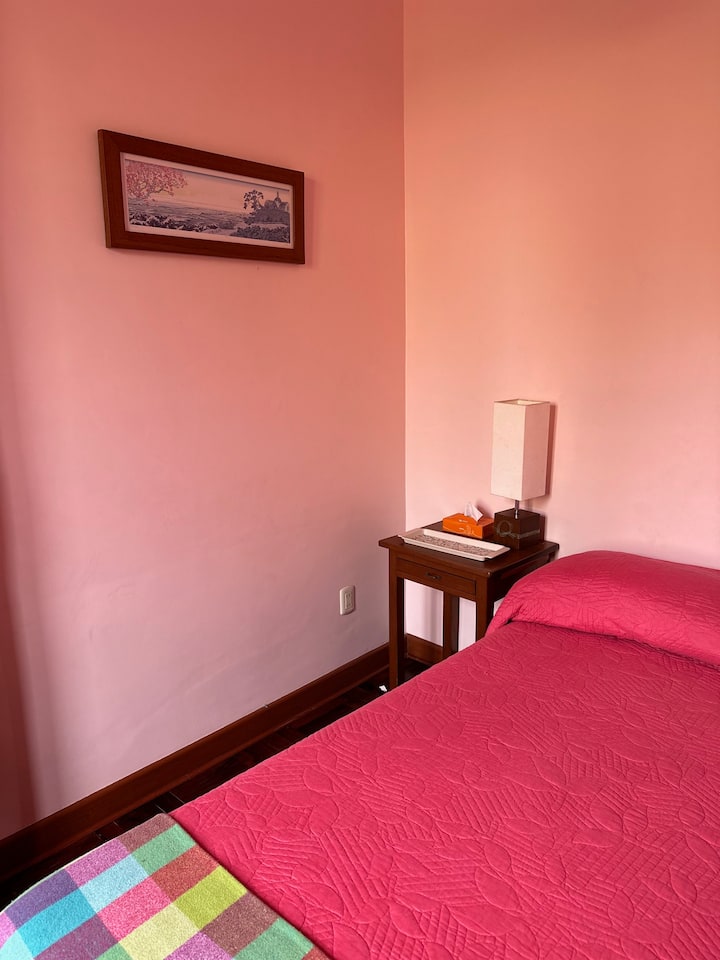 Vue latérale chambre rose