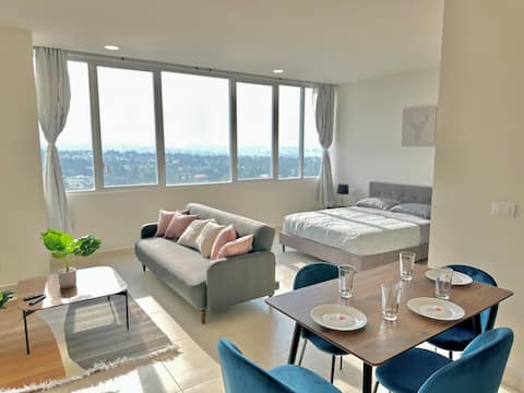 Popular Airbnb listing: New suite for 3 with a gym, pool, cinema, games, 165 in Lomas De Sotelo