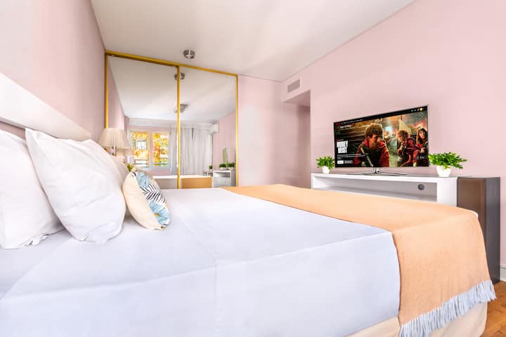 Dhoma kryesore e gjumit.
Krevat dopio "king-size".
Dhoma e zhveshjes.
Smart TV 42'' me Netflix
Garderobat.
Kutia e kaparit të sigurisë