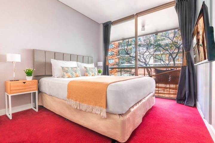 Dhoma e gjumit e çiftit dytësor.
Krevat dopio "king-size".
Smart TV 42'' me Netflix
Garderobat.
Kutia e kaparit të sigurisë