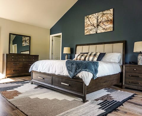 Lux family retreat, hot tub, views, golf course