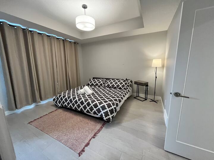 主卧配备2米宽双人床