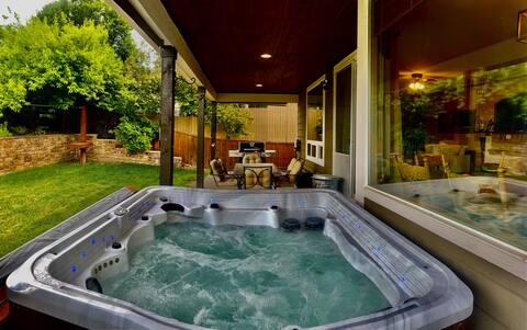 Beautiful Getaway Sleeps 12 | Hot Tub | Movie Room