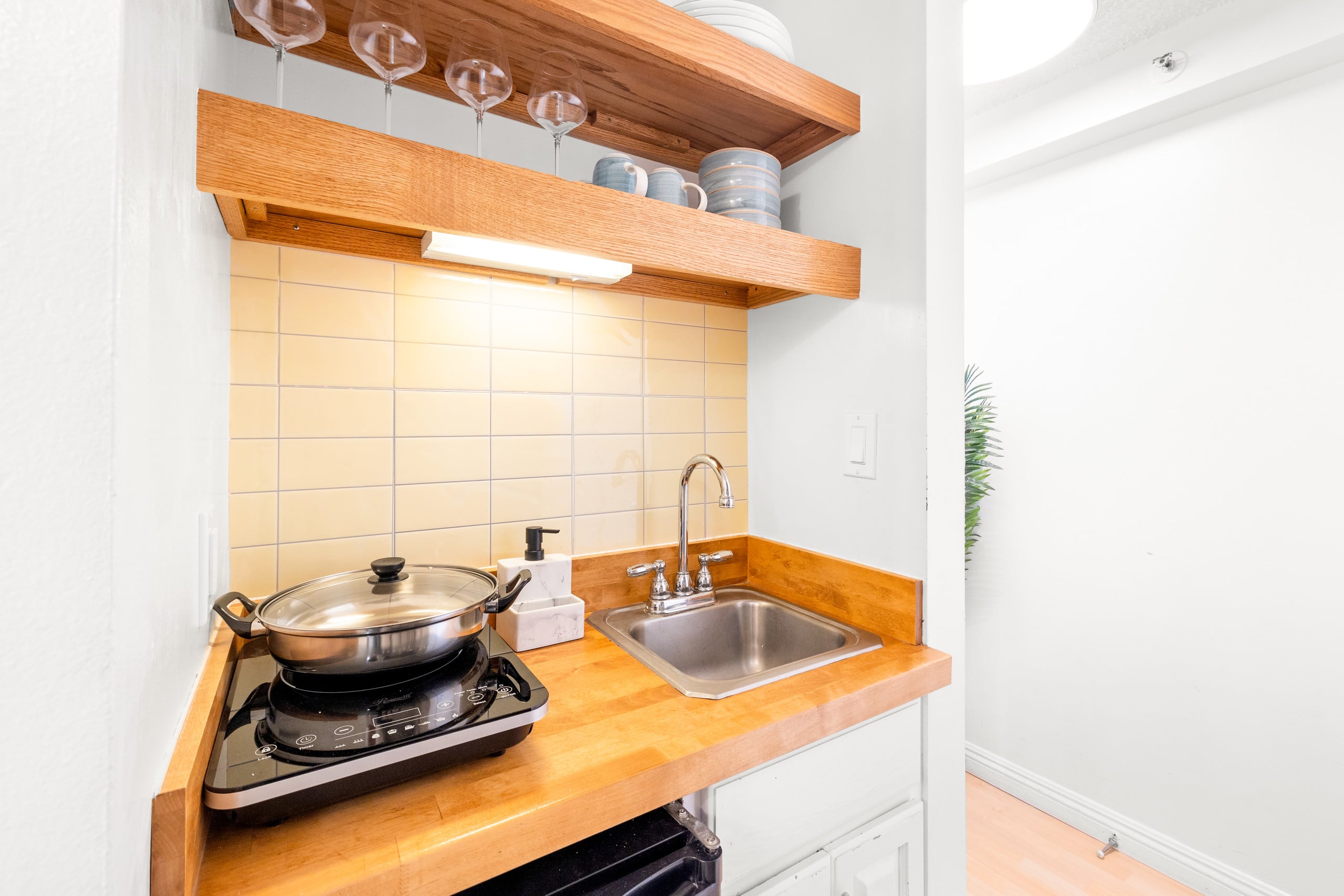 Condo in Honolulu · ★4.87 · Studio · 1 bed · 1 private bath - Image 4