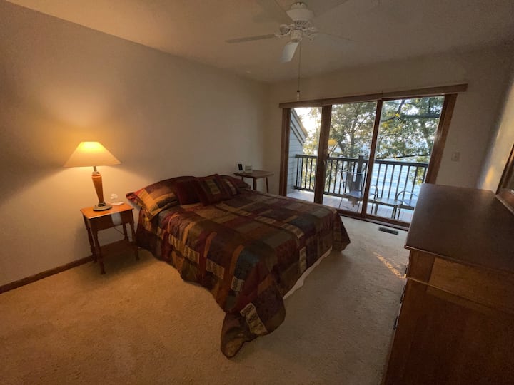 Dormitorio en la planta superior junto al lago con balcón, televisión y baño en suite