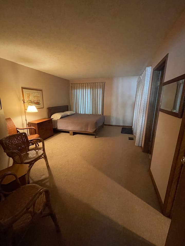 Dormitorio en el primer piso con cama tamaño Queen.