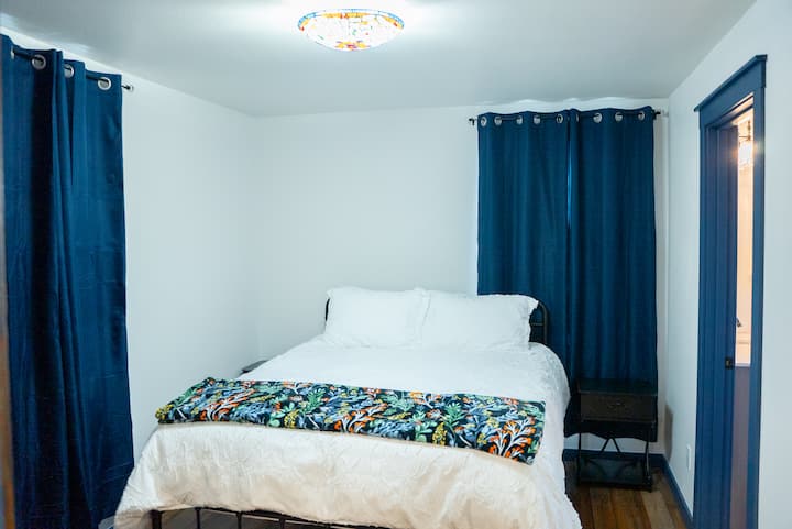 سرير بحجم كبير بحمام خاص.