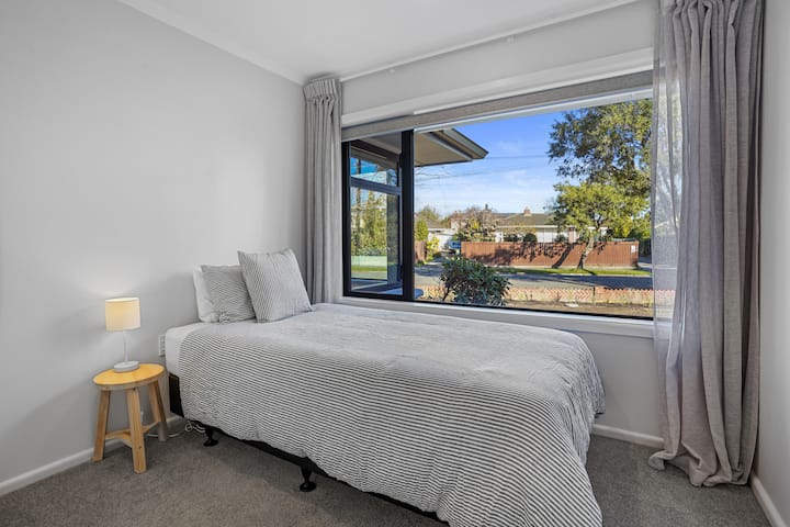 Spavaća soba 4,
bračni krevet (180x200) 
Dvostruki ormar,
grijalica