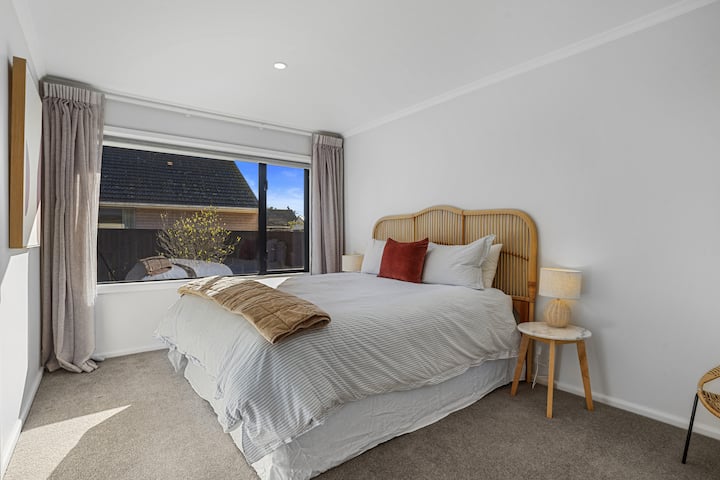 Bračni krevet (širine 180-220 cm
),
Dvostruki ormar s policama,
grijalica za ulje