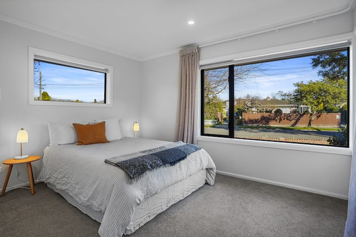 Spavaća soba 3 
Bračni krevet (160x200),
Dvostruki ormar s policama,
grijalica za ulje