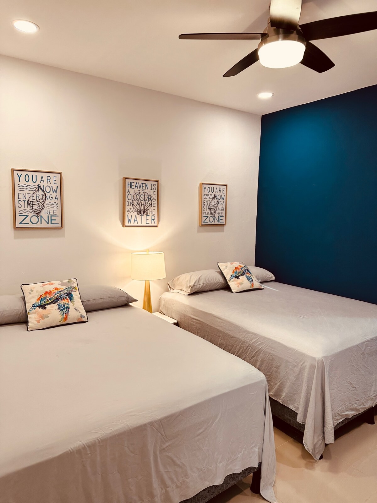 Kamer 2-Appartement 2-Tortuga Marina  Gezellige kamer voor vier personen, waar je tijdens je verblijf comfortabel kunt slapen. Het heeft airco en tv.