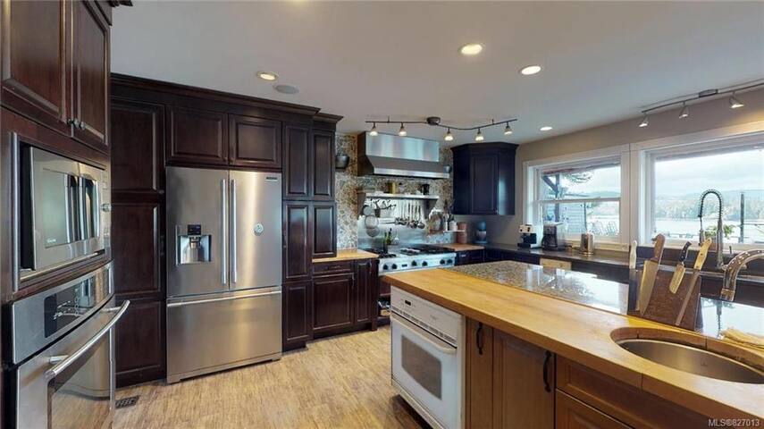 Stunning waterfront house(1～25people )2acres gallery image 2