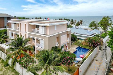 211 Sea View (20m to the beach)
