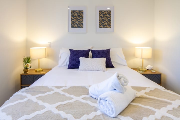 Hotel-Qualität Queensize-Bett, hochwertige Bettwäsche, Handtücher und bequeme Kissen