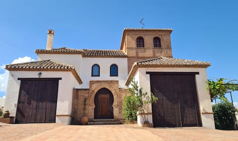 Villa with pool and stunning views in Granada