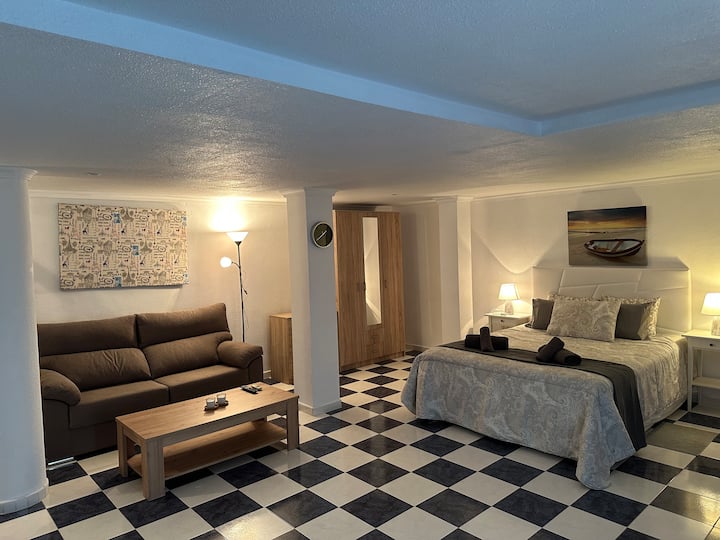 Apartament bodrumi me dy krevate dhe ambient ndenjjeje 

Kjo hapësirë është e përshtatshme vetëm për një rezervim prej 7 personash ose më shumë