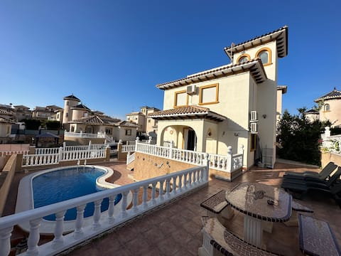 Detached villa with private south-facing pool 14