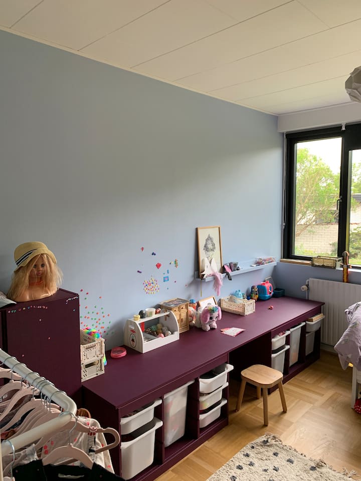 חדר ילדים עם מיטת נוער