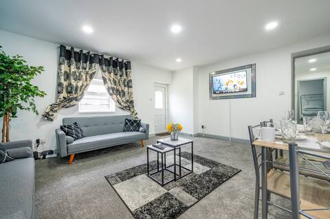 Popular Airbnb listing: Stylish 1 Bedroom Home with Hot Tub in Beeston & Holbeck