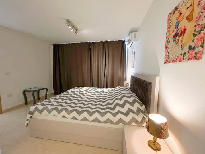 Chambre numéro deux avec coiffeuse et miroir