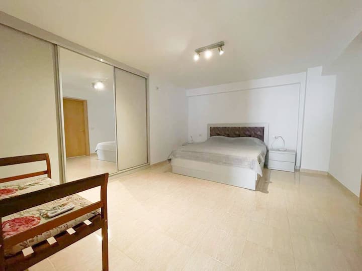chambre numéro un avec salle de bain. Il y a un mini coffre-fort dans le dressing.