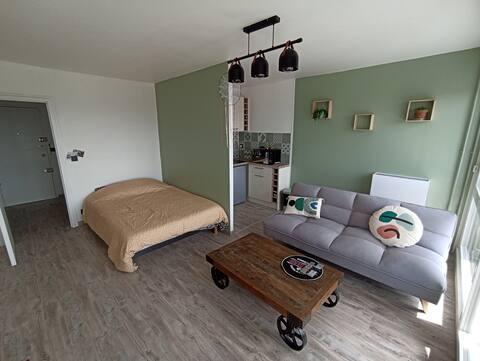 Studio with balcony near Melun