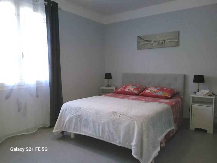 Dormitorio 2 en planta baja con vistas a la parte posterior de la casa