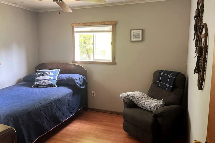 Te damos la bienvenida a la "Sala de peces". Esta habitación cuenta con una cómoda cama, una acogedora silla y un televisor que tiene Roku. Acomódate en esta increíble habitación para disfrutar de una increíble aventura en Adirondack.