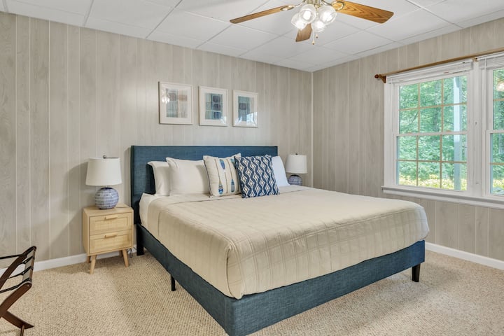Este quarto no andar de baixo inclui uma cama king size.
