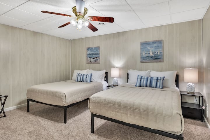 Este quarto no andar de baixo inclui 2 camas de tamanho completo.