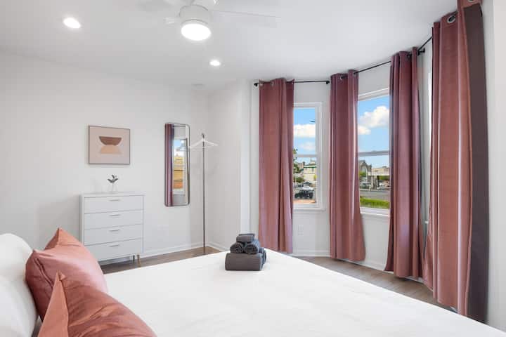 استمتع بالنوم مثل البطل في غرفة النوم التي تضم سرير كينج، حيث الستائر المظلمة في الغرفة والوسائد الرقيقة هي MVPs الحقيقية لنوم ليلة حالمة!