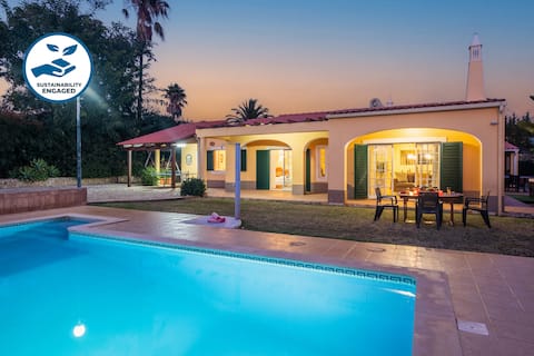 Airbnb em destaque: Getaway w/ heatable pool and jacuzzi in Albufeira em Ferreiras