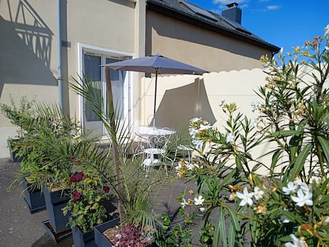 Top performing Airbnb: Fully-equipped 2 bedrooms with private parking and terrace in Villejean Beauregard