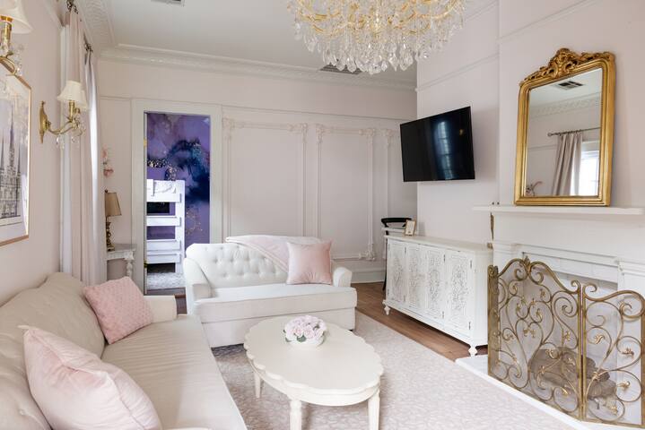 Luxury home, Newly Renovated/Blocks from FQ gallery image 5