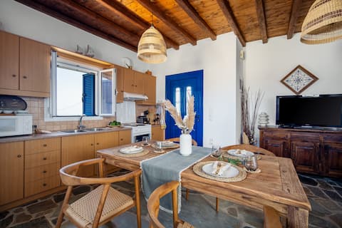 Popular Airbnb listing: Mitato View Serifos Platis Gialos in Δήμος Σερίφου