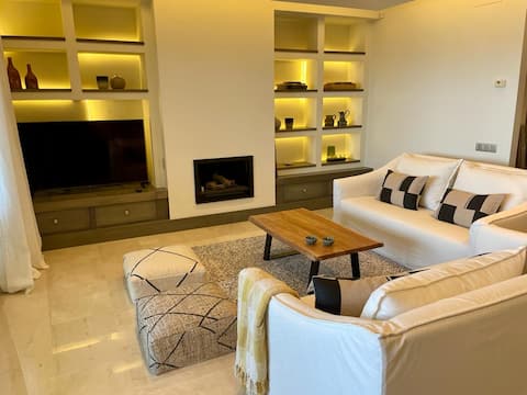 Top performing Airbnb: Beachfront Apt. & Stunning sea views in Cabopino. in Marbella
