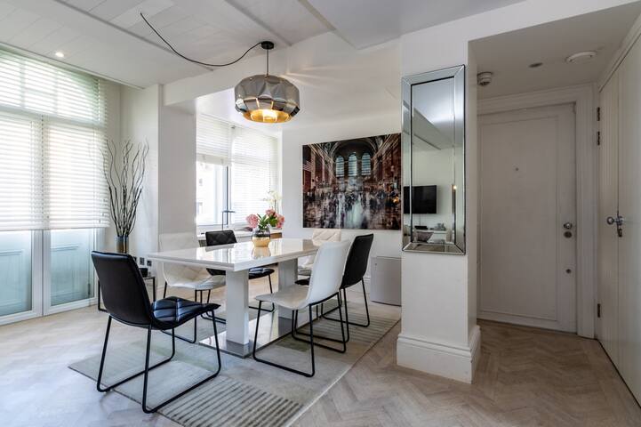 Iconic London Oxford Street 3 Bedroom AC+Balcony gallery image 2