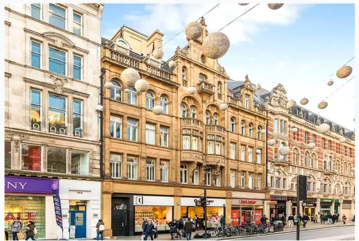 Iconic London Oxford Street 3 Bedroom AC+Balcony gallery image 3