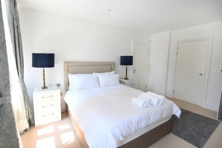 Iconic London Oxford Street 3 Bedroom AC+Balcony gallery image 5